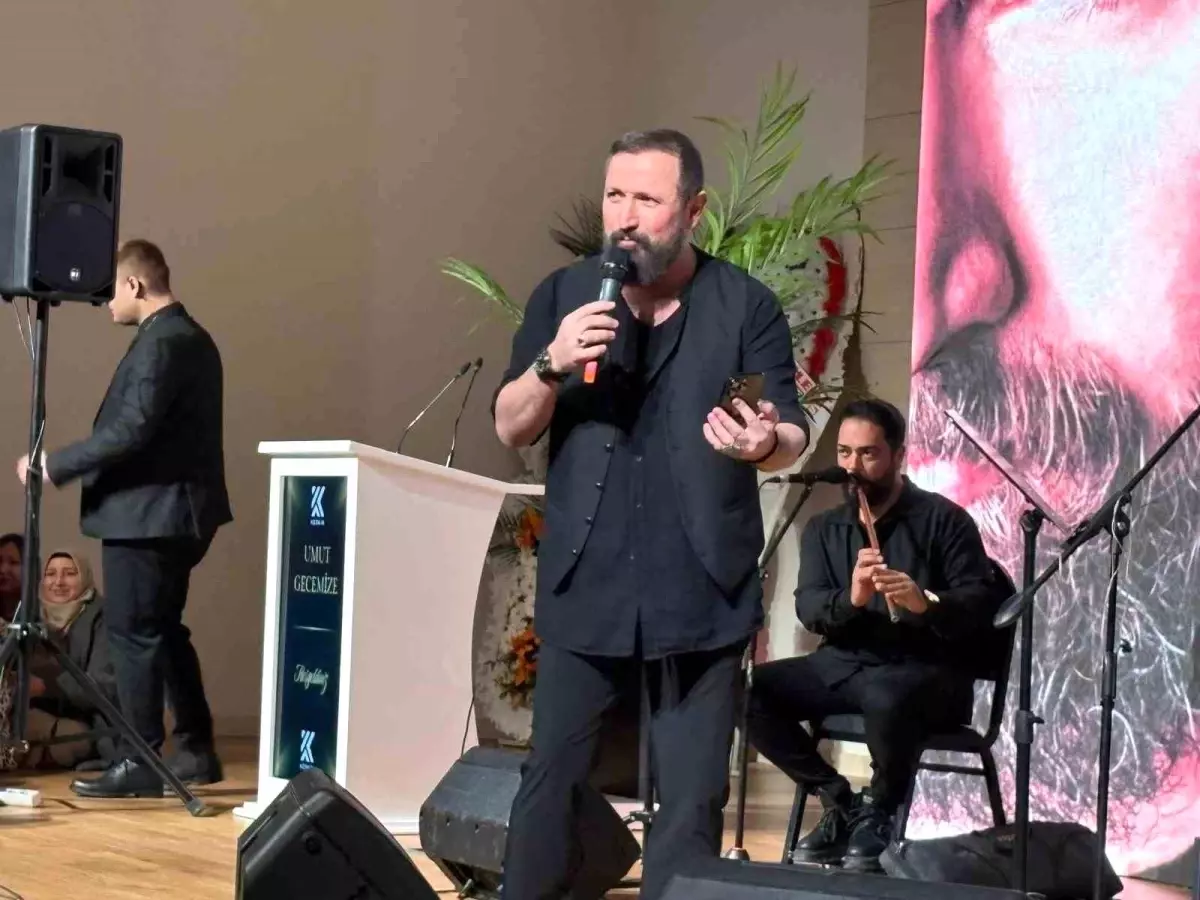 Talha Bora Öge, Kayseri\'de Umut Gecesi Konserinde Hayranlarıyla Buluştu