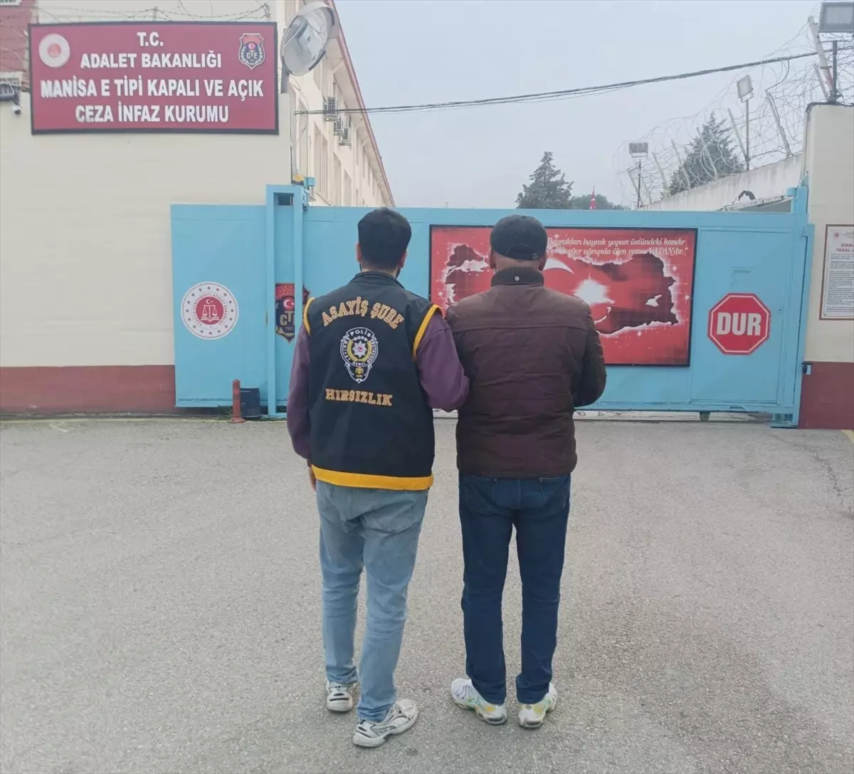 Manisa\'da Hırsız Kuyumculardan Çaldı