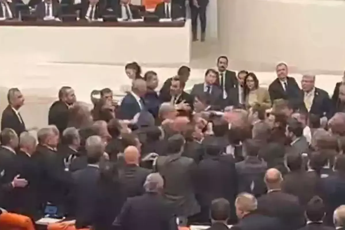 Meclis AK Parti ve CHP\'li vekiller arasında yumruklu kavga