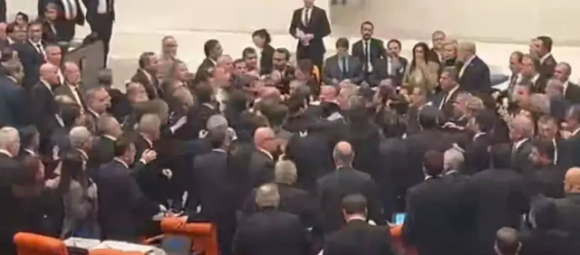 Meclis'te AK Parti ve CHP'li vekiller arasında yumruklu kavga Meclis'te AK Parti ve CHP'li vekiller arasında yumruklu kavga