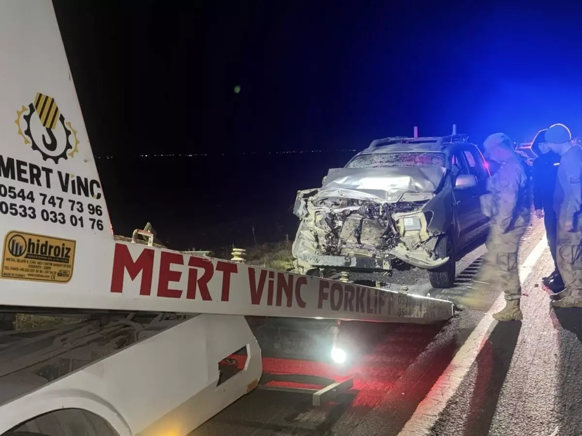 Nusaybin\'de Kamyonet TIR\'a Çarptı, 5 Yaralı