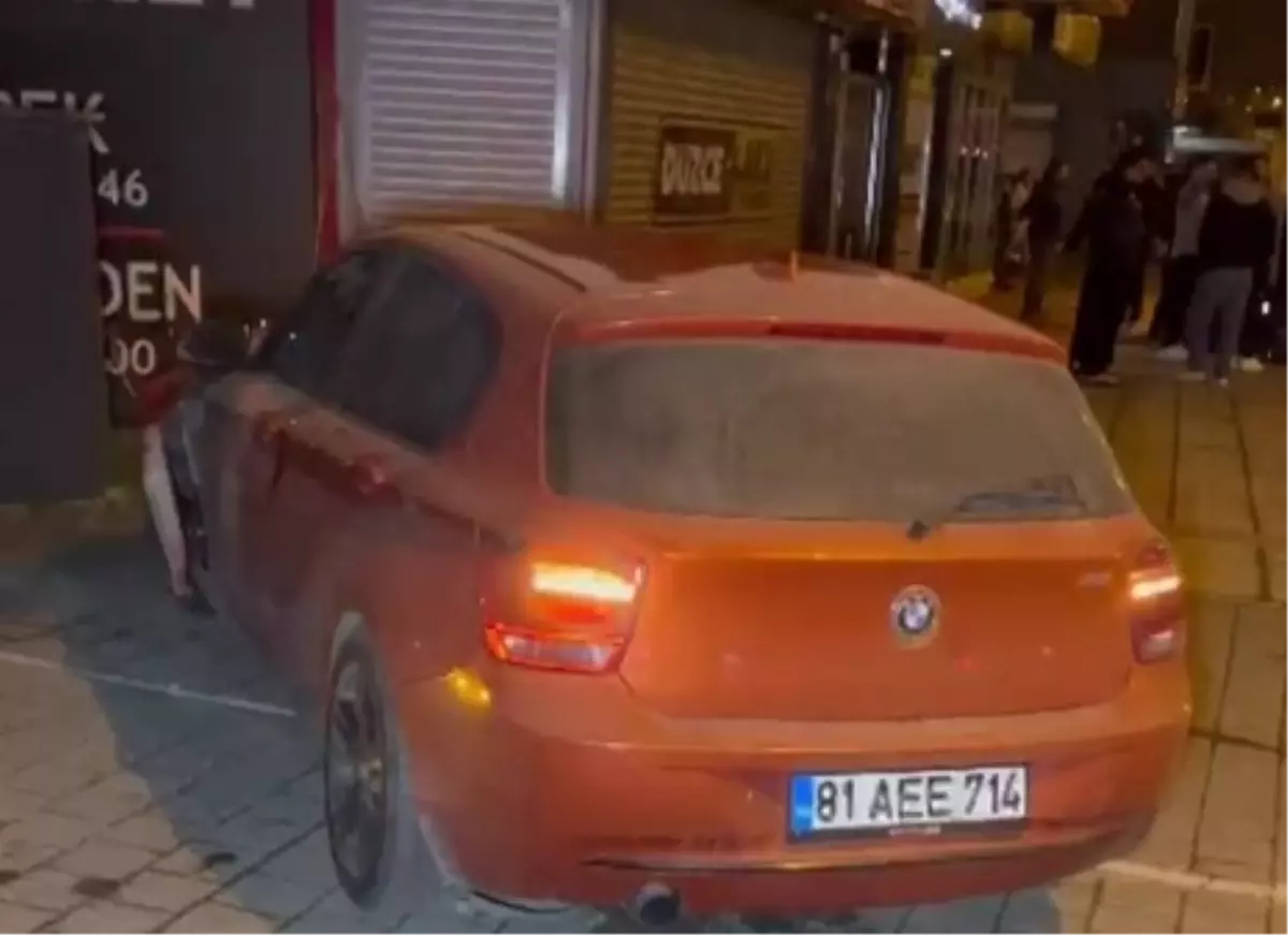 Düzce\'de Park Halindeki Araçlara Çarpan Otomobil