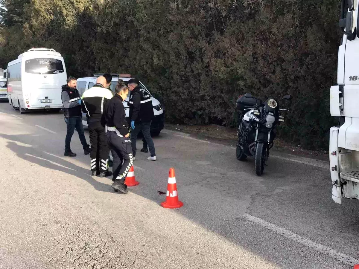 Ereğli\'de İşçi Servisi Tıra Çarptı