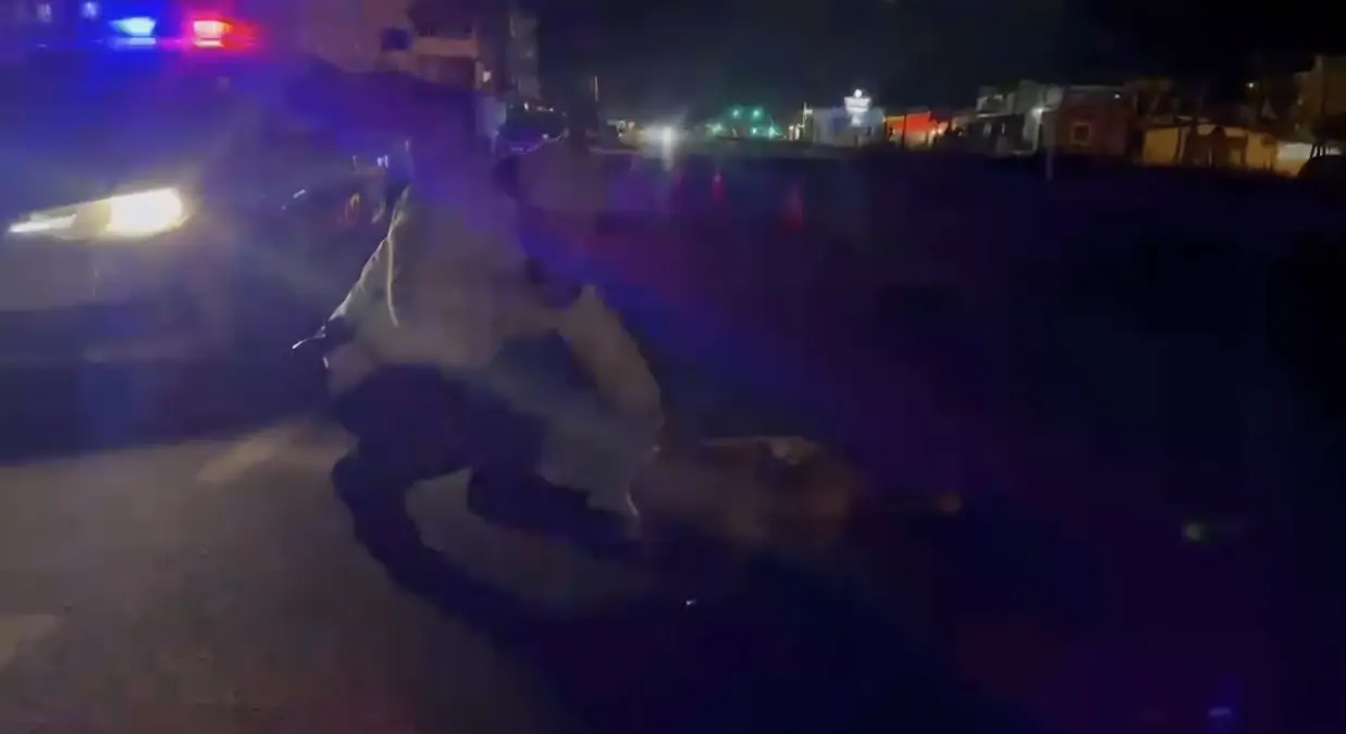 Polisten Yaralı Köpeğe Şefkat Eli