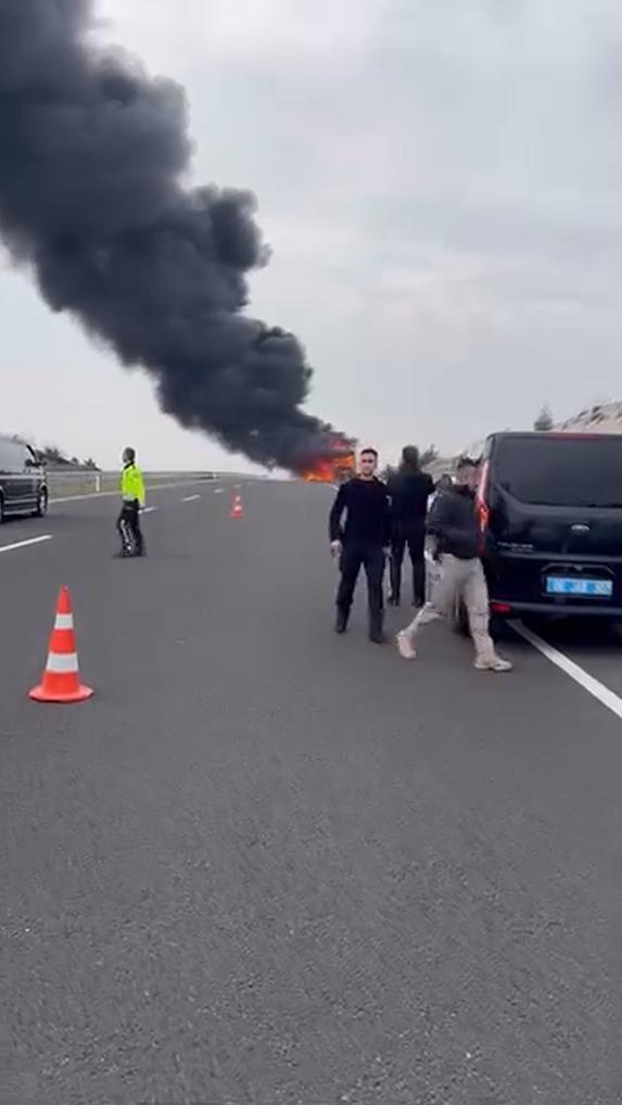 Seyir halindeki yolcu otobüsü alev alev yandı: 25 yolcu son anda kurtuldu