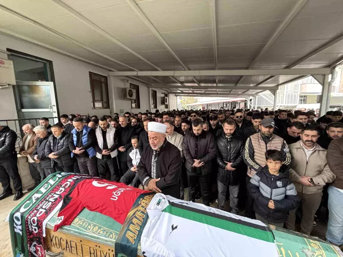 Silahlı kavgada hayatını kaybeden futbolcu Uğurcan Bekçi toprağa verildi
