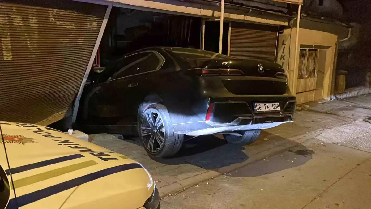 Sivas\'ta Kadın Sürücü Marketi Aşırı Hızla Girdi