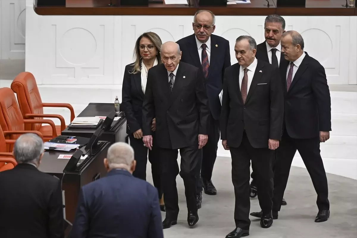 Meclis\'teki bütçe maratonunun son gününe damga vuran an! Uzaktan selamlaştılar