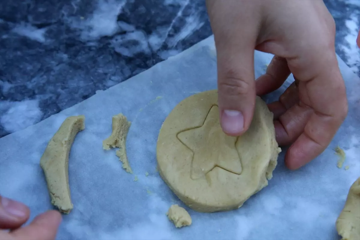 Kadınlar Kurabiye Yapıp Çocuklara Hediye Etti