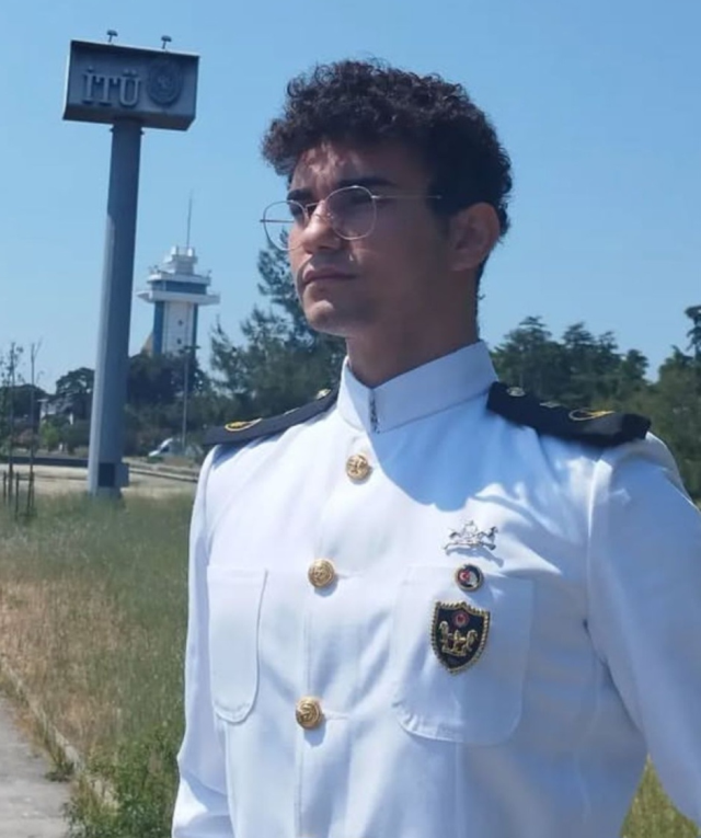 Türk kaptan Abu Dabi'de tutuklandı: Açlıktan 25 kilo verdi, soğuk ortamda tutuluyor Türk kaptan Abu Dabi'de tutuklandı: Açlıktan 25 kilo verdi, soğuk ortamda tutuluyor