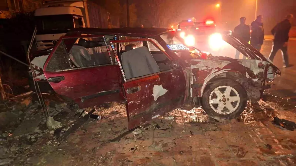 Alkollü Sürücü Duvara Çarptı: 3 Yaralı