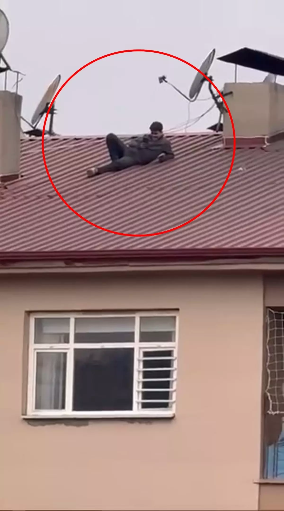 Siirt\'te Taraftar Çatıdan Maç İzledi