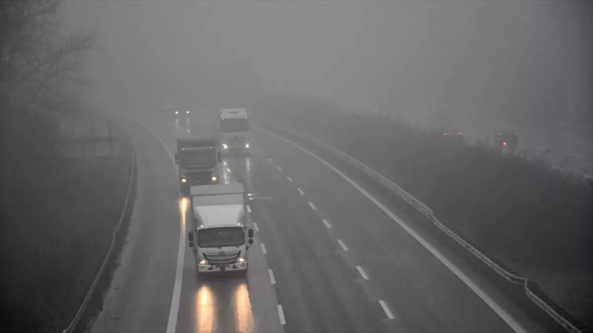 Düzce\'de Sis Ulaşımı Zorlaştırıyor