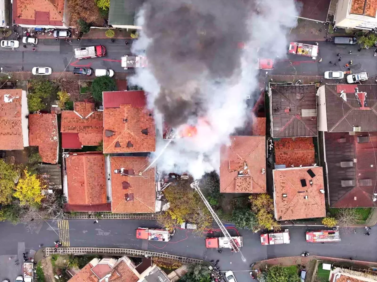 Ataşehir\'de Yangın Paniği: 4 Kişi Kurtarıldı