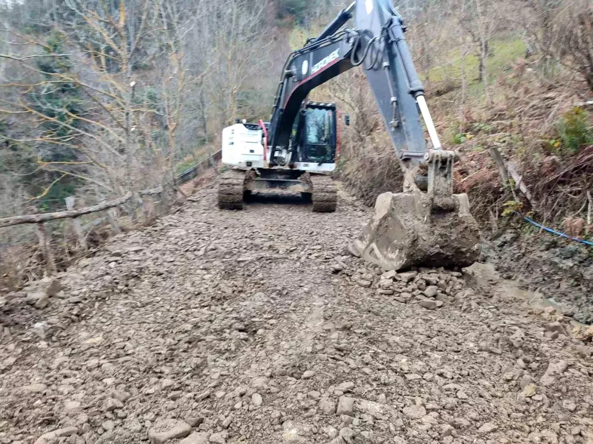 Bartın\'da Heyelan Ulaşımı Kesintiye Uğrattı