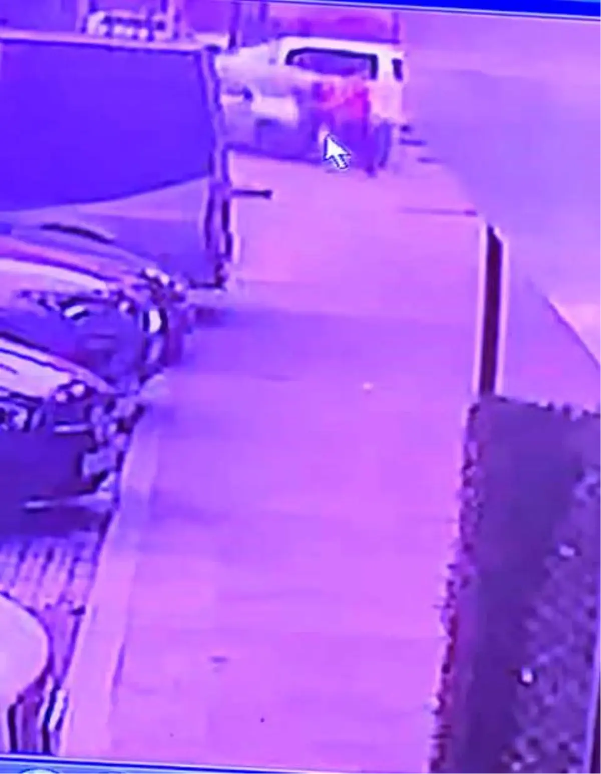 Başakşehir\'de Yaya Kazası: Otomobil Kaldırıma Çarpıp Yaraladı