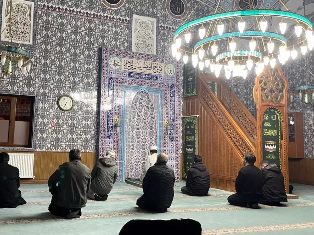 Bayburt\'ta üniversite öğrencileri camilerde imamlık ve müezzinlik yaptı