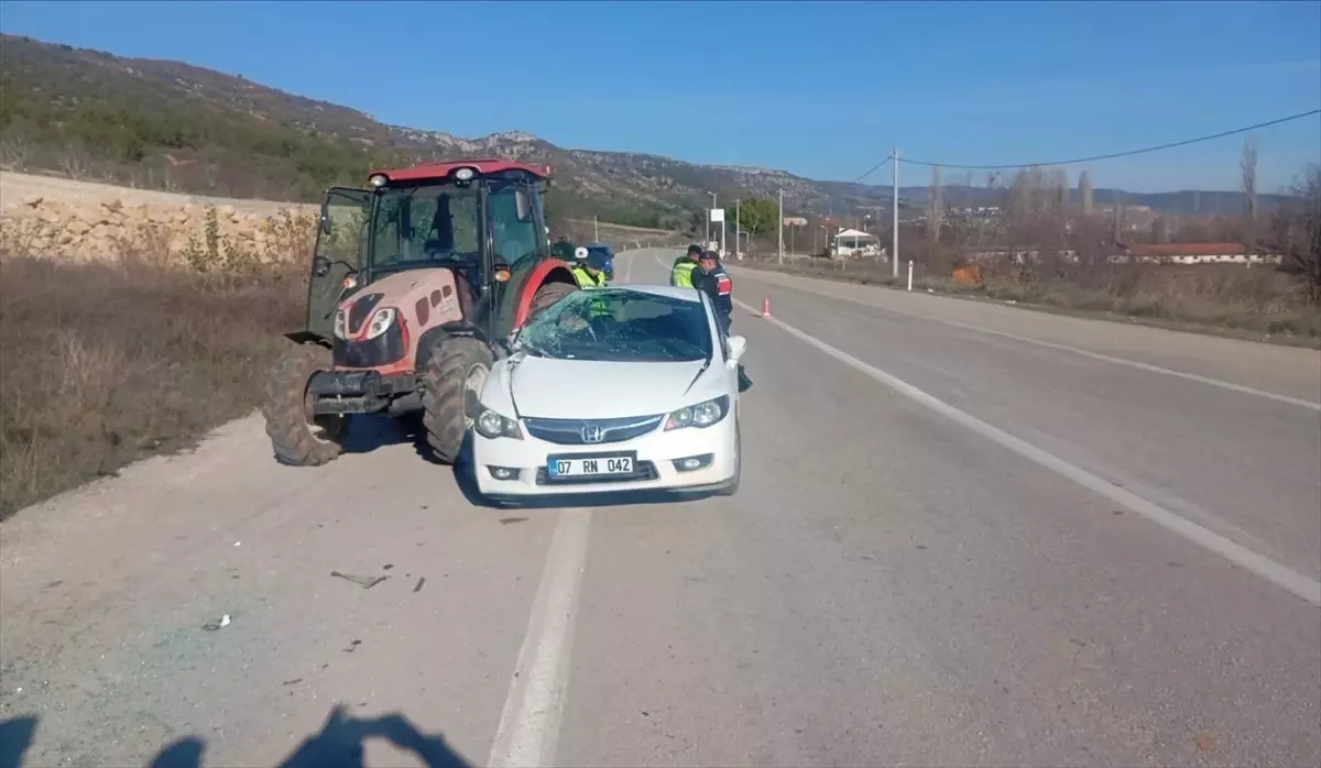 Gölpazarı\'nda Traktör-Otomobil Çarpıştı