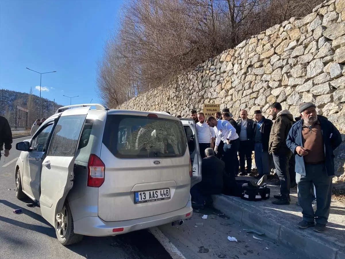 Hizan\'da 3 Araçlı Kaza: 4 Yaralı