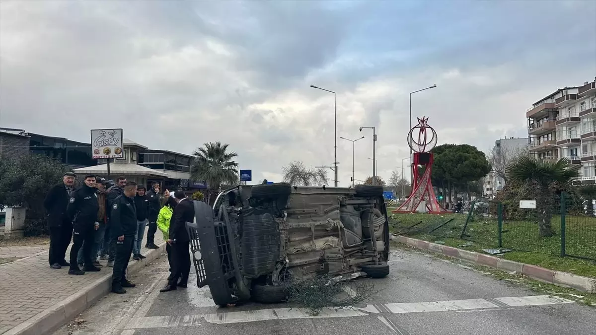 Çanakkale\'de Ticari Araç Devrildi, Sürücü Yaralandı