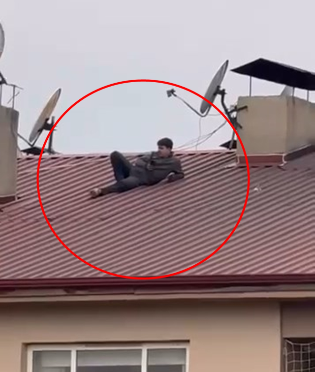 Çatıya çıkıp hayatını tehlikeye attı! İzlediği şey 'Değer mi?' dedirtti