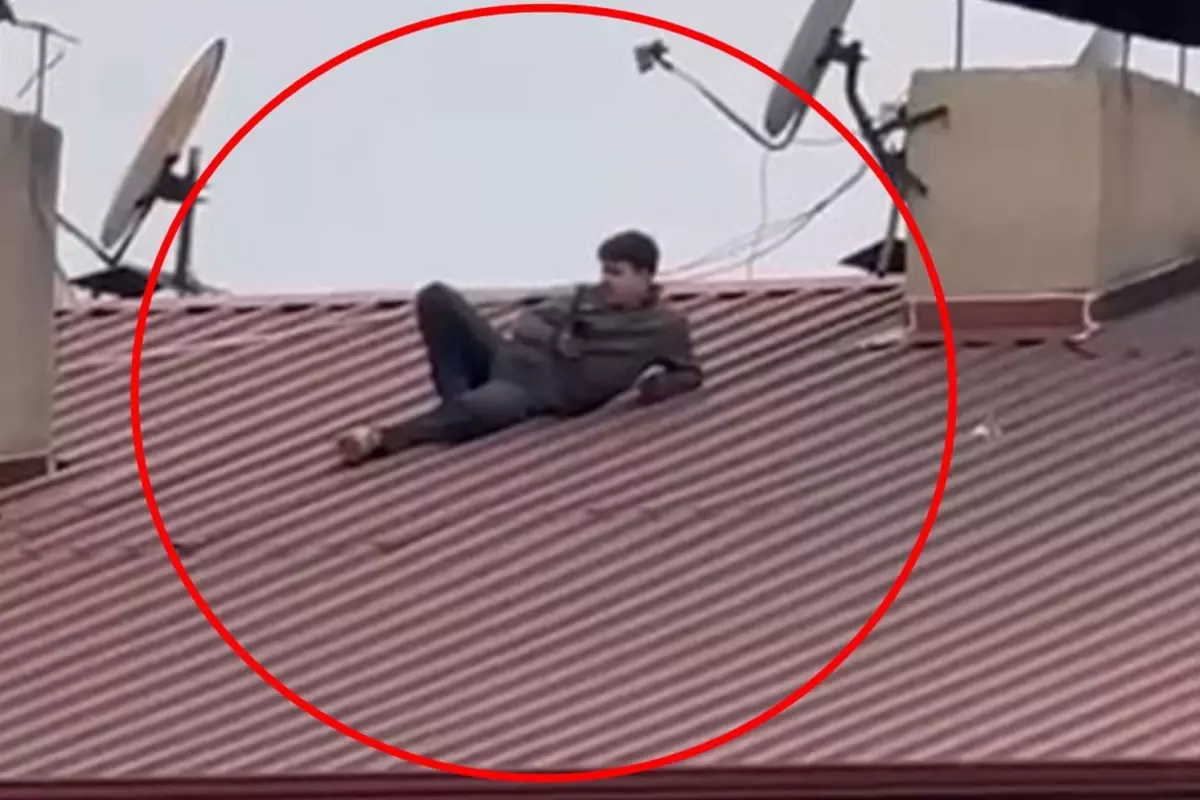 Çatıya çıkıp hayatını tehlikeye attı! İzlediği şey \'\'Değer mi?\'\' dedirtti