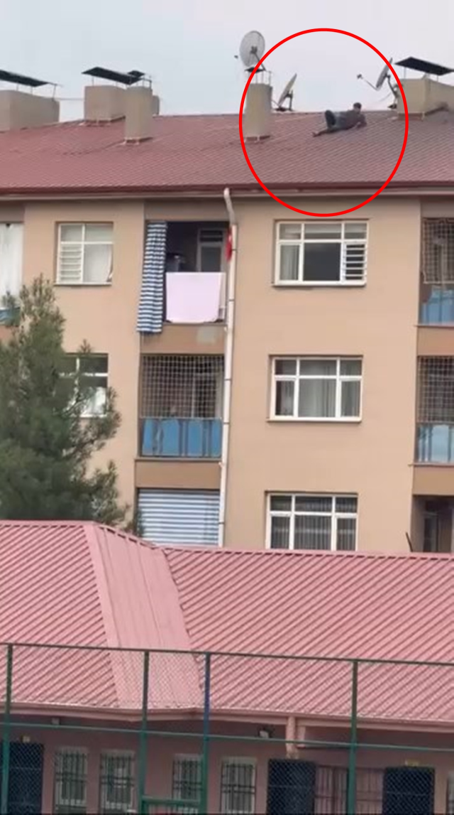 Çatıya çıkıp hayatını tehlikeye attı! İzlediği şey 'Değer mi?' dedirtti