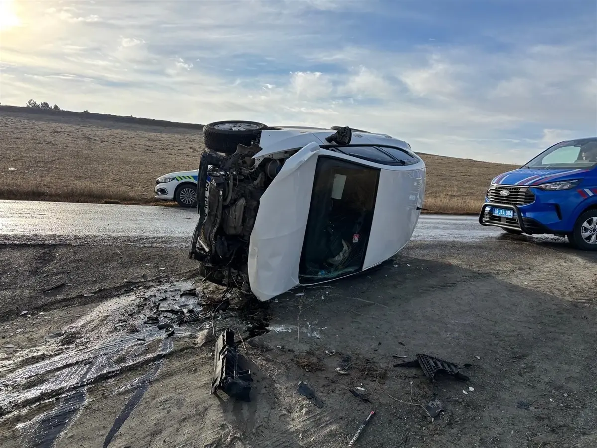 Çorum\'da Otomobil Devrildi: 2 Yaralı