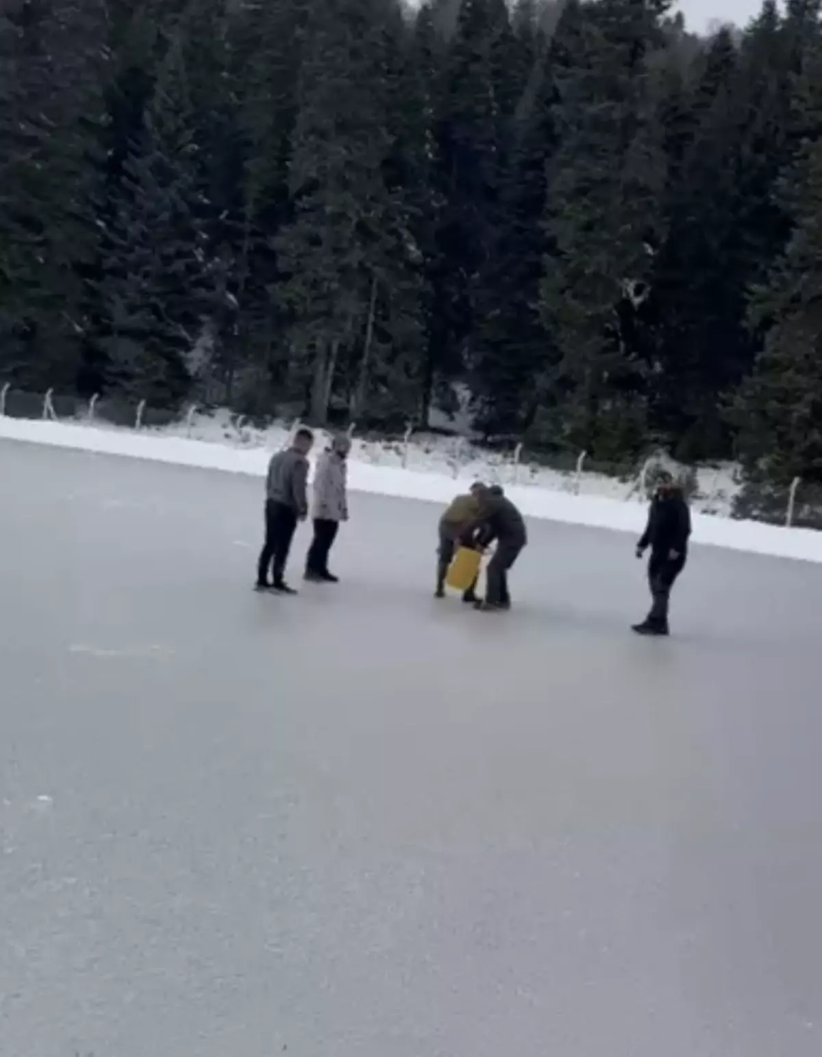 Bartın\'da Buzlu Gölette Tehlikeli Anlar