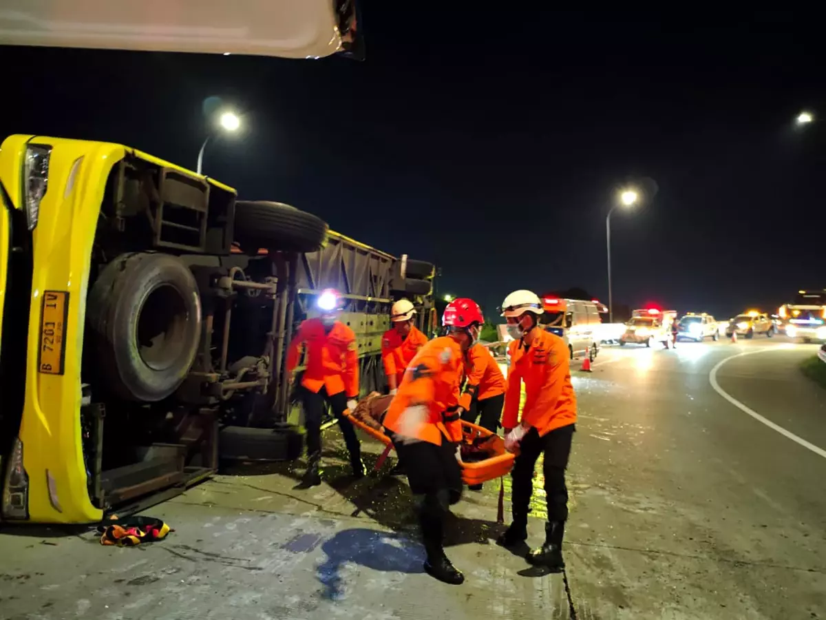 Endonezya\'da Otobüs Kazası: 15 Ölü