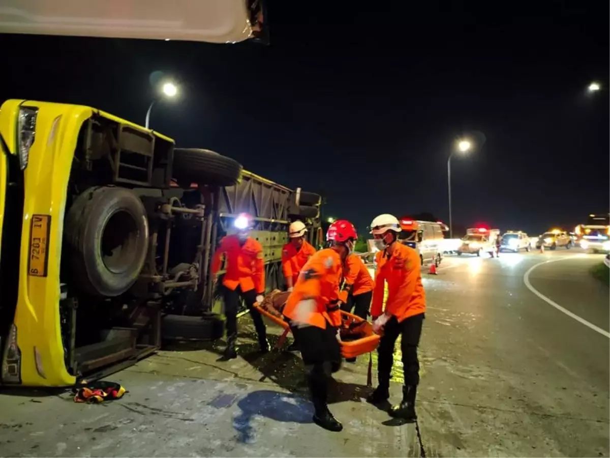 Endonezya\'da Otobüs Kazası: 16 Ölü