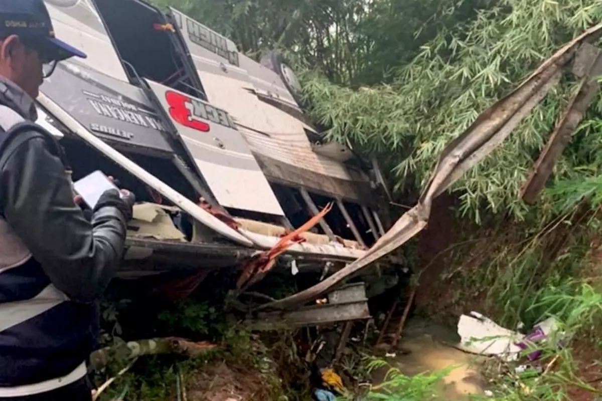 Endonezya\'da otobüs kazası: 16 ölü