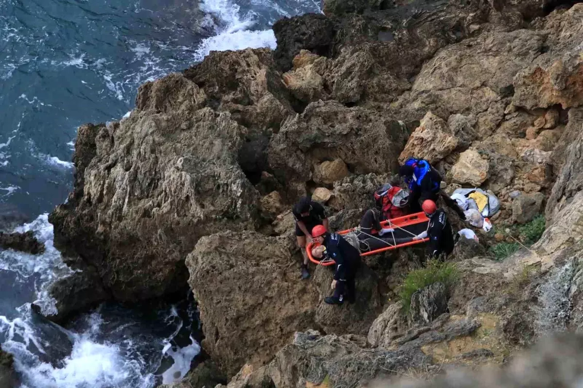 Falezlerden Düşen Adam Yaralandı