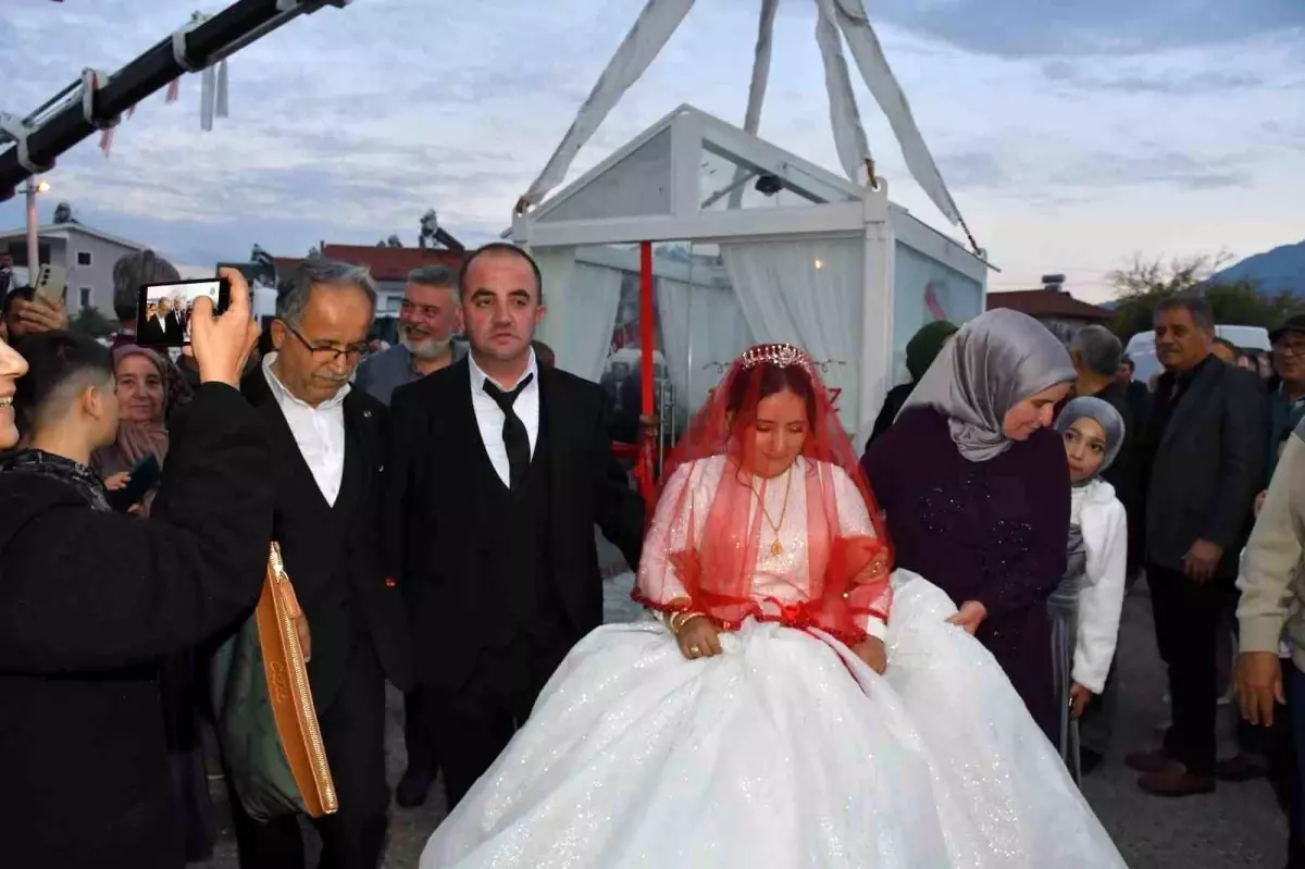 Sıra dışı düğün! Gelin ve damat cam vitrinde gezdirildi