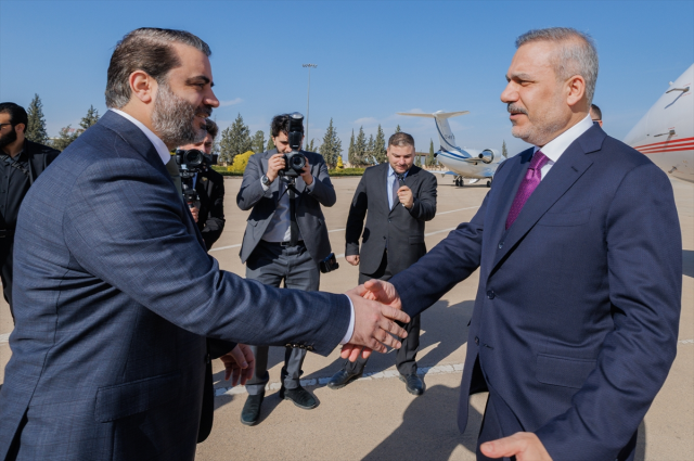 Dışişleri Bakanı Hakan Fidan (sağda), gerçekleştirdiği Suriye ziyareti kapsamında, Suriye Arap Cumhuriyeti Dışişleri Bakanı Esad Hasan Şeybani (solda), Savunma Bakanı Murhef Ebu Kasra ve Genel İstihbarat Başkanı Hüseyin Seleme tarafından Şam Uluslararası Havalimanı'nda karşılandı.