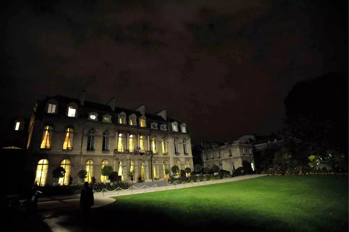 Fransa cumhurbaşkanlığı sarayı da soyuldu, tabakları çalıp internetten satmaya kalktılar