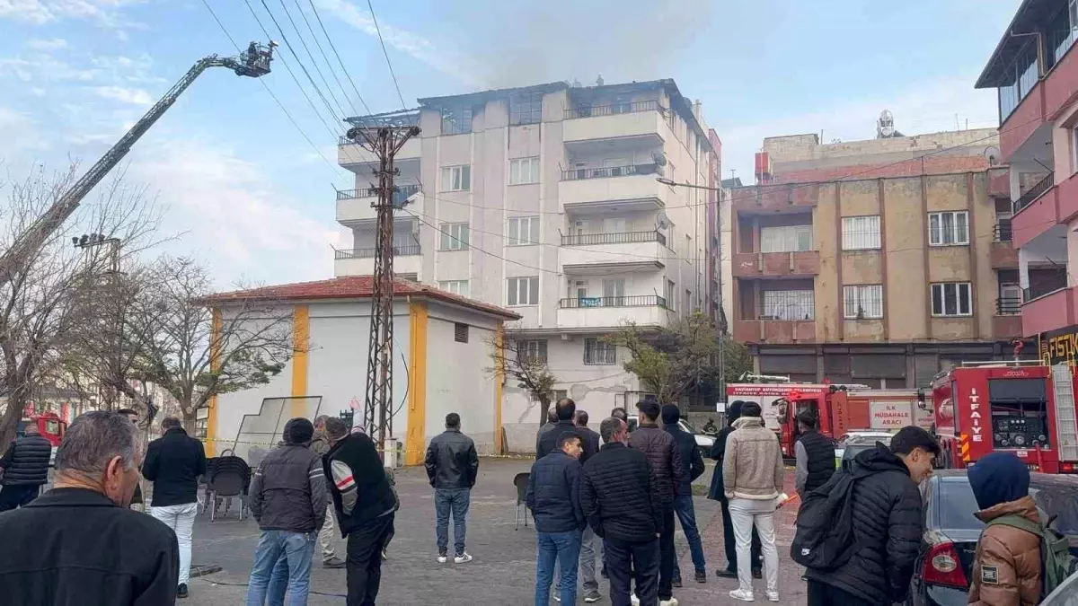 Gaziantep\'te 4 katlı apartmanın terasında korkutan yangın