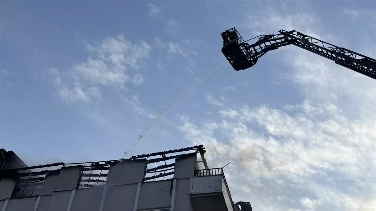 Gaziantep\'te apartmanın çatısında çıkan yangın söndürüldü