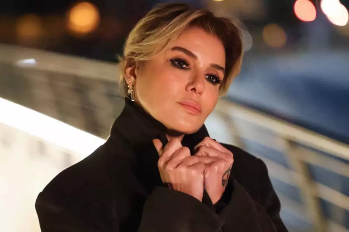 Gülben Ergen\'den sıra dışı dekolte! Gözler baldırına odaklandı