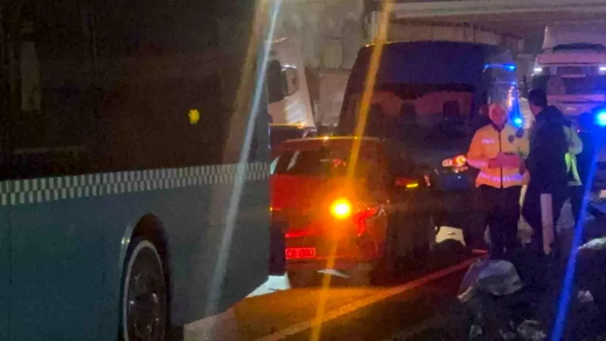 Diyarbakır\'da İşçi Servisi Kaza Yaptı: 1 Ölü, 4 Yaralı