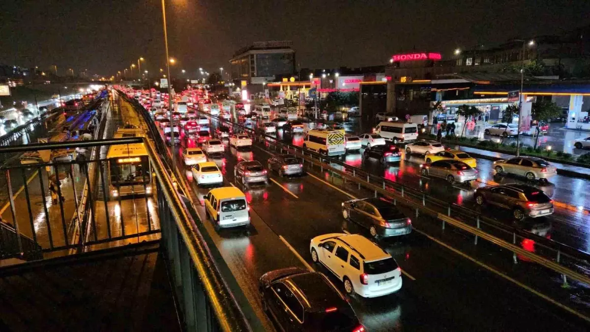 İstanbul\'da yağışın da etkisiyle trafik durma noktasına geldi