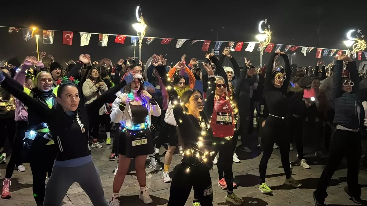 İzmir\'de Yılın En Uzun Gecesi Koşusu