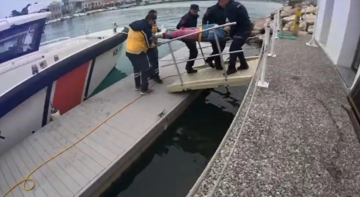 Foça\'da Kayalıklardan Düşen Şahıs Tahliye Edildi
