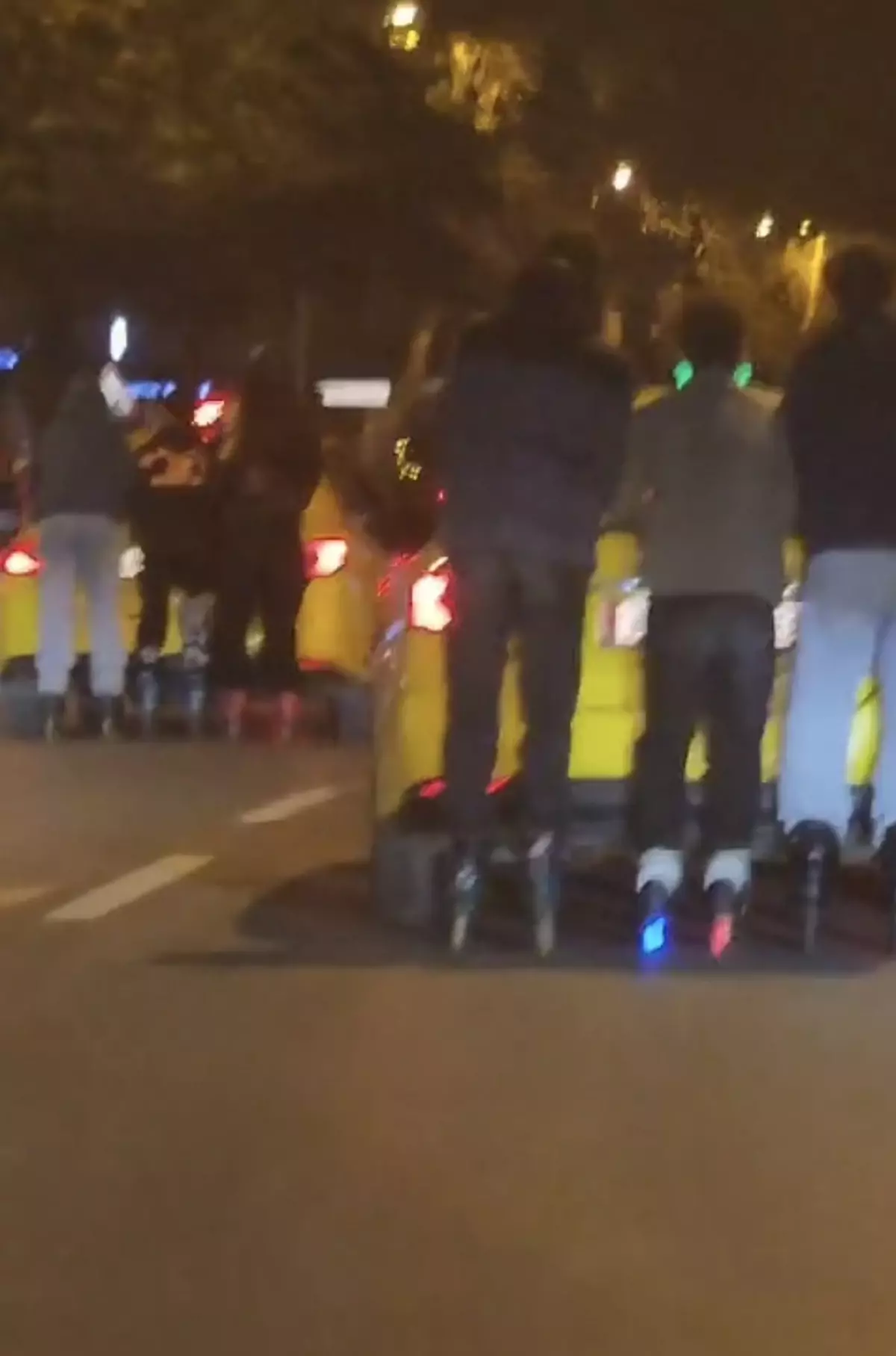 Kadıköy\'de Patenli Gençlerden Tehlikeli Yolculuk