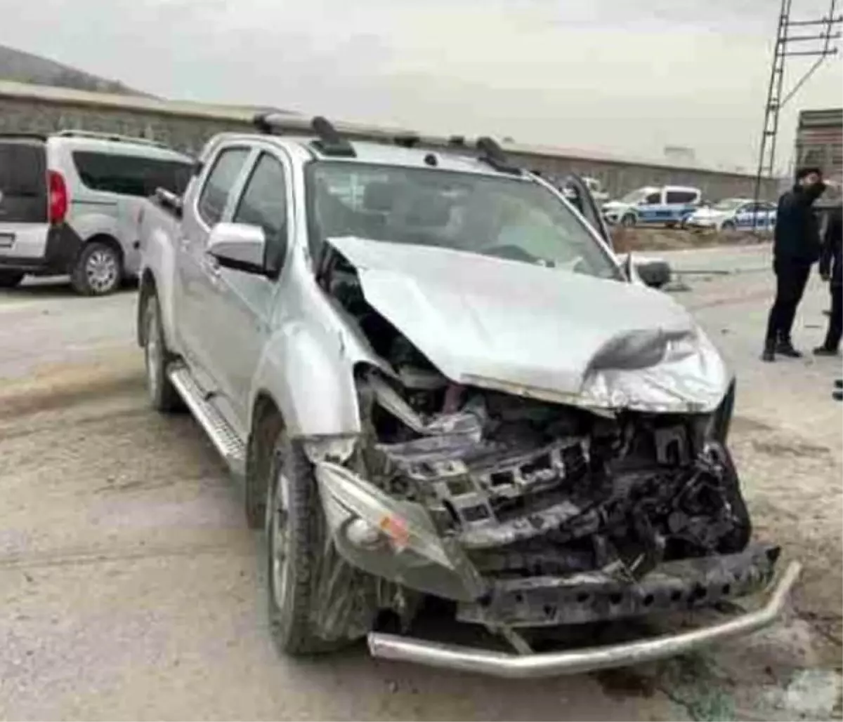 Karapınar\'da Tır ve Kamyonet Çarpıştı