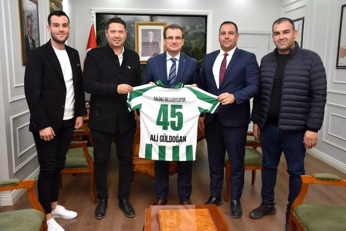 Kaymakam Güldoğan\'a forma hediye ettiler