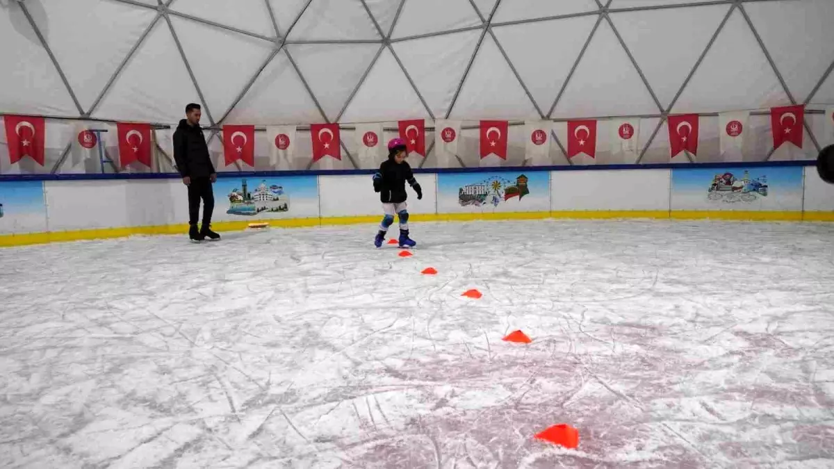 Keçiören\'de ücretsiz buz pateni pisti yoğun ilgi görüyor