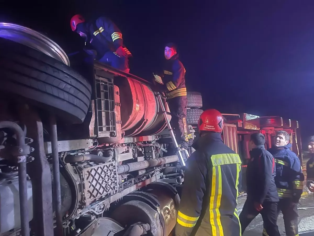 Kulu\'da Tır Devrildi: 2 Yaralı