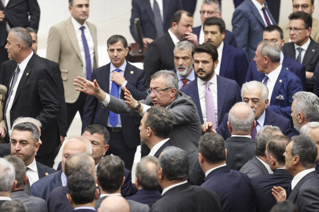 Meclis'teki yumruklu kavga esnasında dikkat çeken görüntü