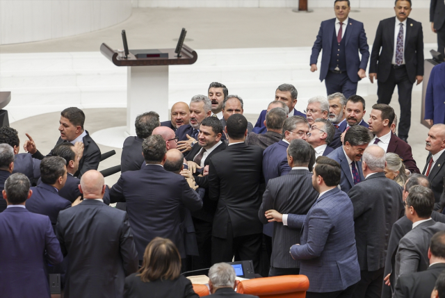 Meclis'teki yumruklu kavga esnasında dikkat çeken görüntü